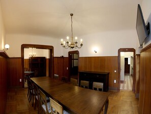 Großes und kleines Esszimmer