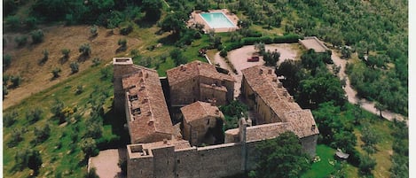 vista aerea del borgo di Montelagello,  l'appartamento e giardino sulla destra