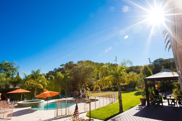 Named one of the 5 best pools in Sonoma!  South facing -  drenched in sunshine!