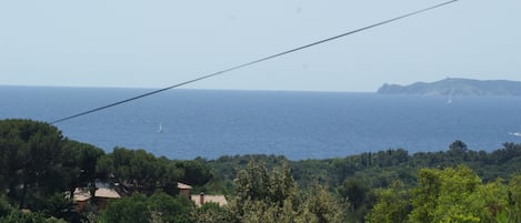 Vue mer depuis balcon,séjour-sam et solarium.