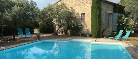 La Garance et sa piscine entourées par les oliviers