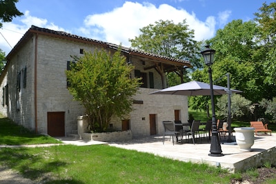 Pretty quercynoise house 5 minutes from Montcuq, large pool, large garden. 
