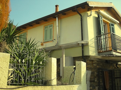 Villetta unter den Olivenbäumen mit großer Terrasse, Grill und spektakulärer Aussicht