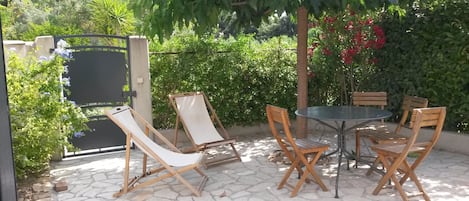 Terrasse en rez de jardin entourée de verdure