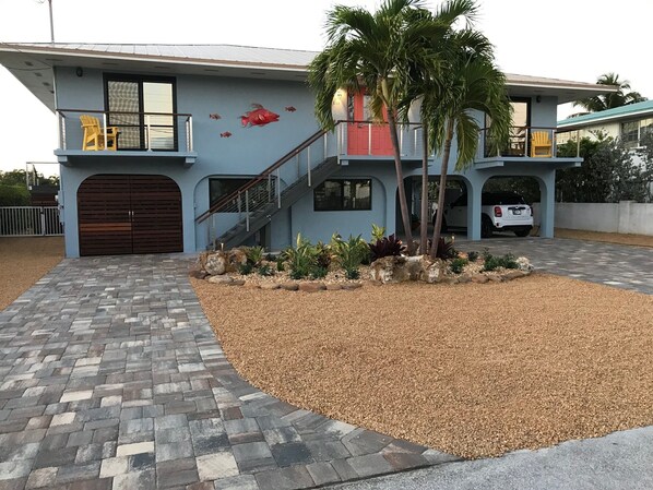 Updated Keysian decor, beautiful cable railing and lots of parking.