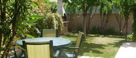 Jardin privatif avec barbecue