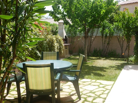 Jardin privatif avec barbecue
