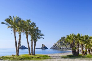 Early morning, nearest beach to the apartment. 1 min.

Playa a 1 minuto de casa.
