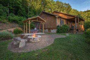 Sunset Ridge Cabin - view 1 