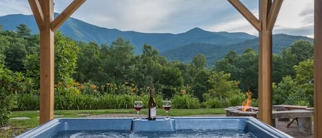 Amazing Mountain View from Hot tub!!