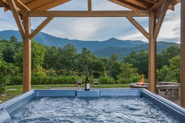 Amazing Mountain View from Hot tub!!