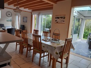 Salle à manger avec vue sur la véranda et  la terrasse