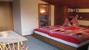 Zweibettzimmer mit Dusche