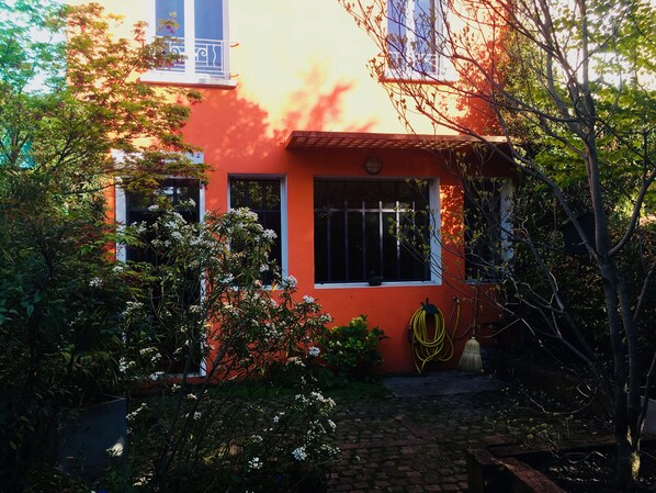 La cour devant la maison au printemps