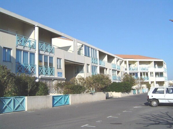 Les Flots Bleus apartment building