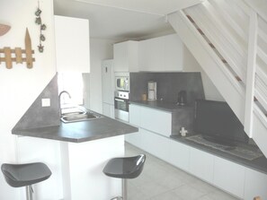 Spacious and bright kitchen area, well-equipped and with view of the lake