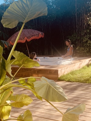 Outdoor spa tub