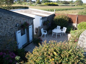 kleiner Hinterhof mit Terrasse