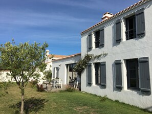 le coin chambres puis le coin de vie, jardin et terrasse plein sud