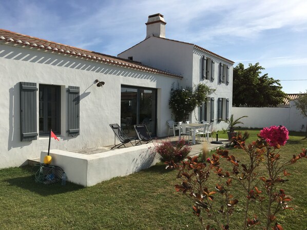 la maison vue du jardin