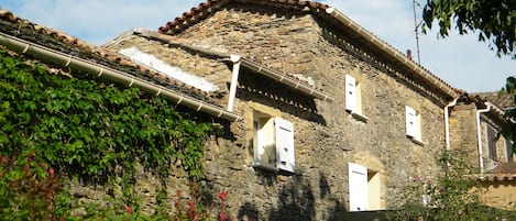 Vue sur votre location, le Mas, côté terrasse, avec les chambres à l'étage.