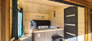Indoor spa tub