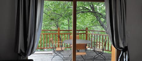 Terrasse en été dans les arbres