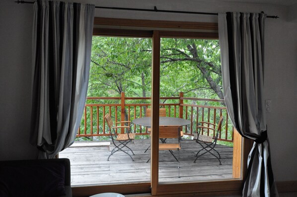 Terrasse en été dans les arbres