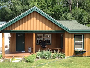 Perfect getaway, Artisan built log cabin. Nestled in wooded lot, deer lake,Boyne 