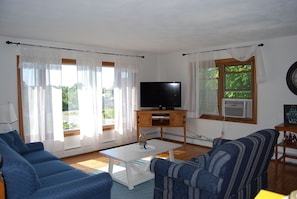 Upper living area, Lg flatscreen and AC, Waterview!
