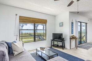 Living Room w/Ocean View and Queen Pullout