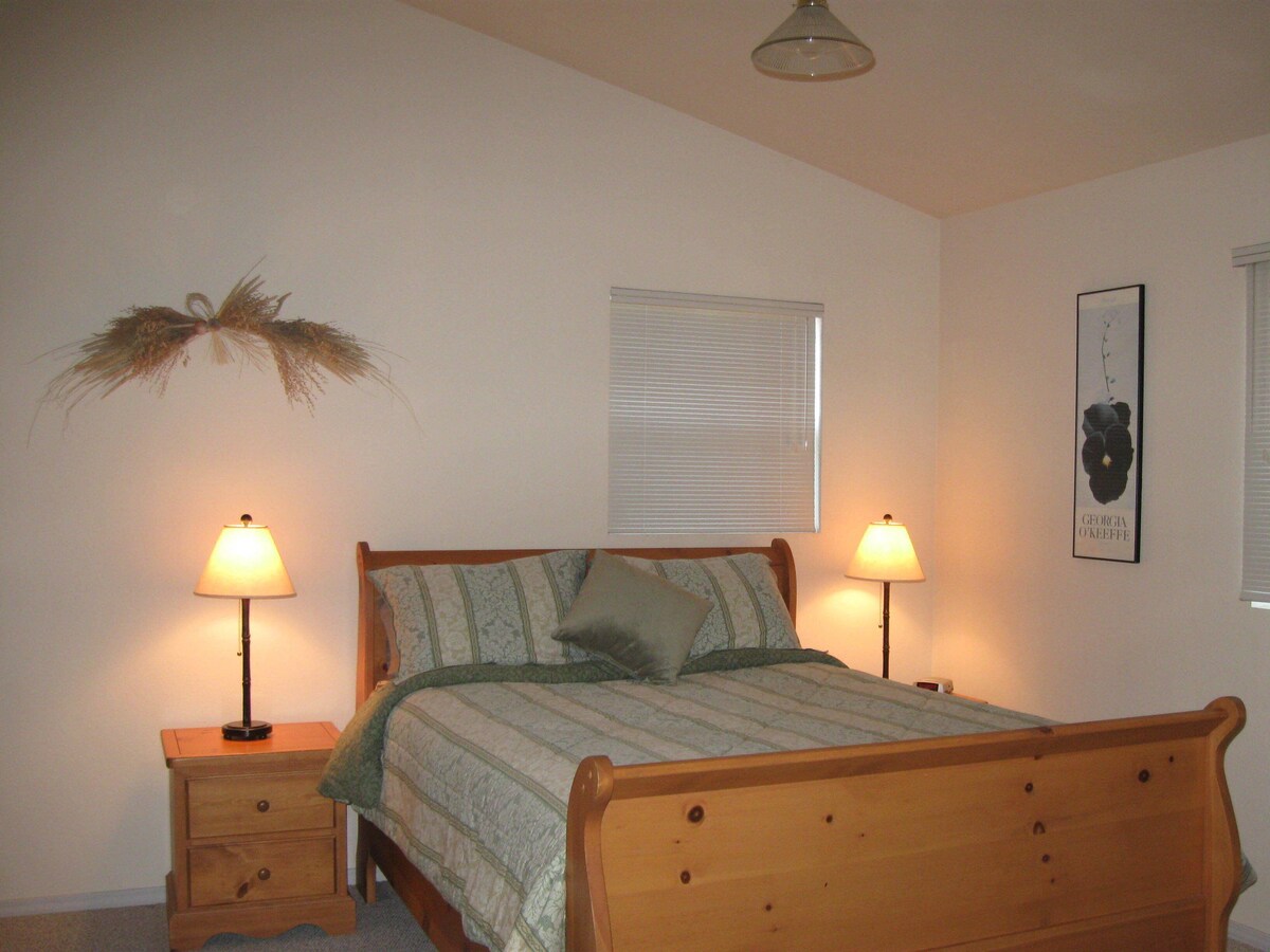 Lighthouse View Beach Cottage-Great Ocean Views- the Redwoods are a short drive