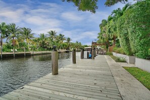Beautiful Sunsets on the waterfront dock and kayaking/paddleboarding