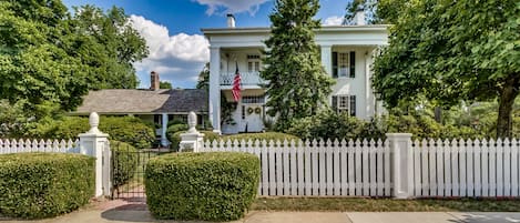 Gorgeous Antebellum home built in 1822