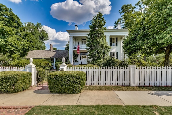 Gorgeous Antebellum home built in 1822