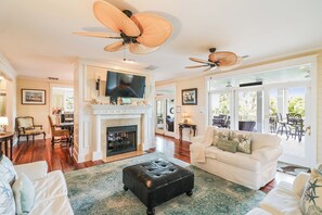 Living room on the middle floor