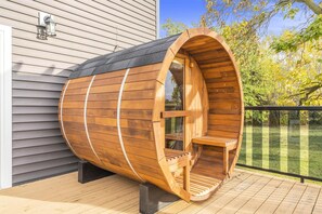 Sauna for 4. Kindly follow sauna rules posted on the sauna