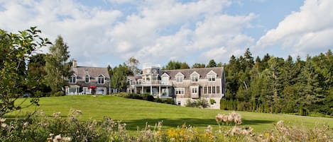 Magnificent Seaside Estate in charming St. Andrews by the Sea, NB