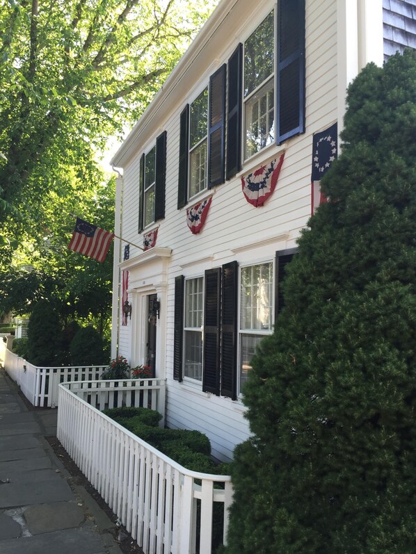 Historical Captain Bunker House on Main