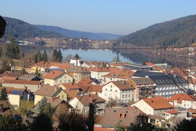 Vue du lac et de la ville depuis le gîte