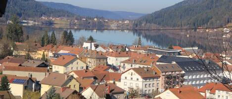 Vue du lac et de la ville depuis le gîte