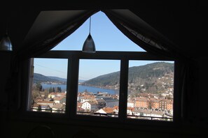 La vue à travers la baie vitrée de la salle à manger