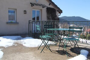 La terrasse et l'entrée