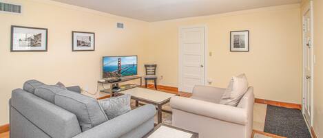 Modern, recently-remodeled one bedroom Marina private garden apartment