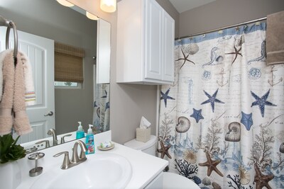 Stunning decor, bright TH with fantastic H/pool. Steps from restaurants and sh
