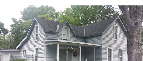 Front Yard & Overview