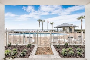 Easy access to pool & beach