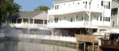 Back of house viewing lake