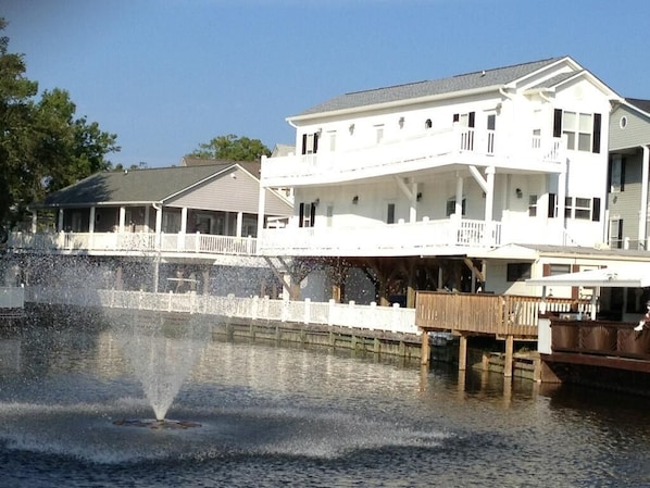 Back of house viewing lake