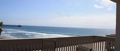 Large upper level balcony. Pelicans fly by daily. GJT